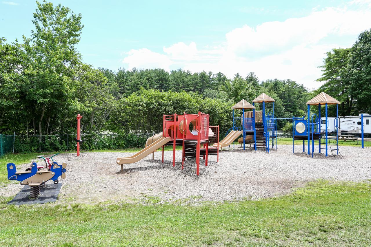Tuxbury Pond Camping Resort Tiny House Clara South Hampton Bagian luar foto